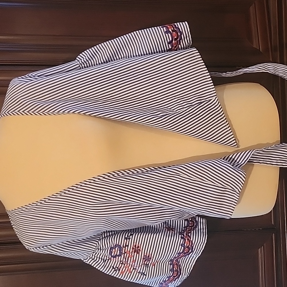 Embroidered Wrap Top - Picture 4 of 7